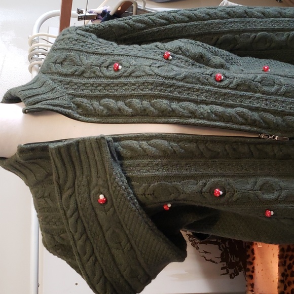 Red Capped Mushrooms on an Inis Crafts Irish Wool Sweater, Forest Green , Size L - Picture 5 of 7